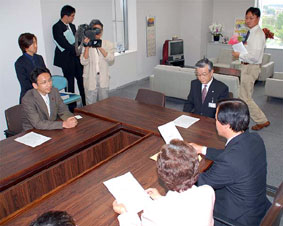 ���{����錧�m���ւ̐\������